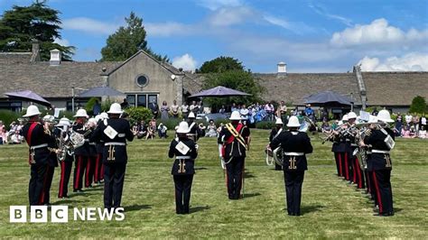Royal Marine musicians play for bandmate 'one last time' .